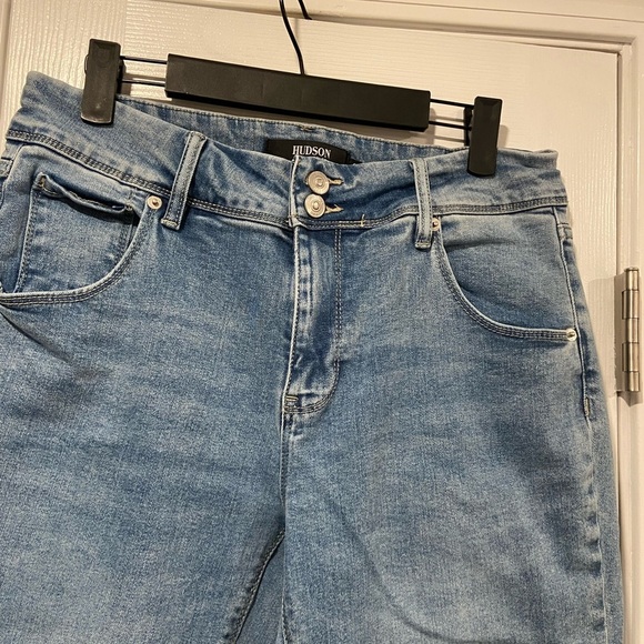 Hudson Size 8 Medium Wash Straight Leg Button Back Pockets Denim Stretch Jeans - Picture 4 of 12